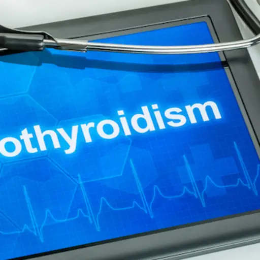 甲状腺功能减退的概念、数字垫和听诊器。