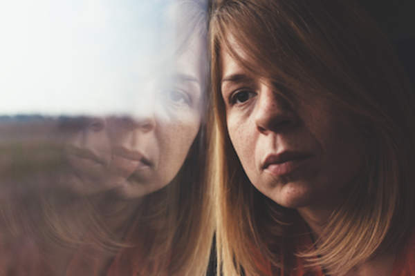 看上去忧郁的女人