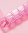 粉红色的药盒在粉红色背景