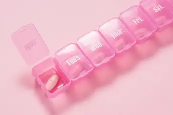 粉红色背景上的粉红色药盒