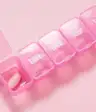 粉色背景的粉色药丸盒