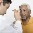医生检查病人的眼睛糖尿病性黄斑水肿。