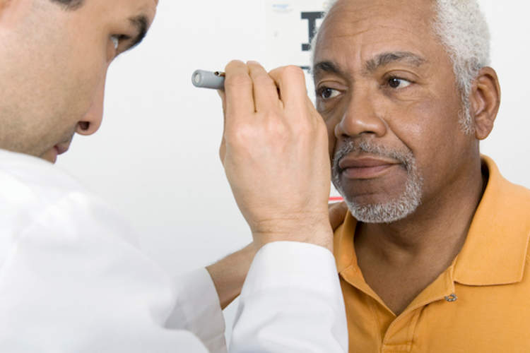 医生检查病人的眼睛是否有糖尿病性黄斑水肿。