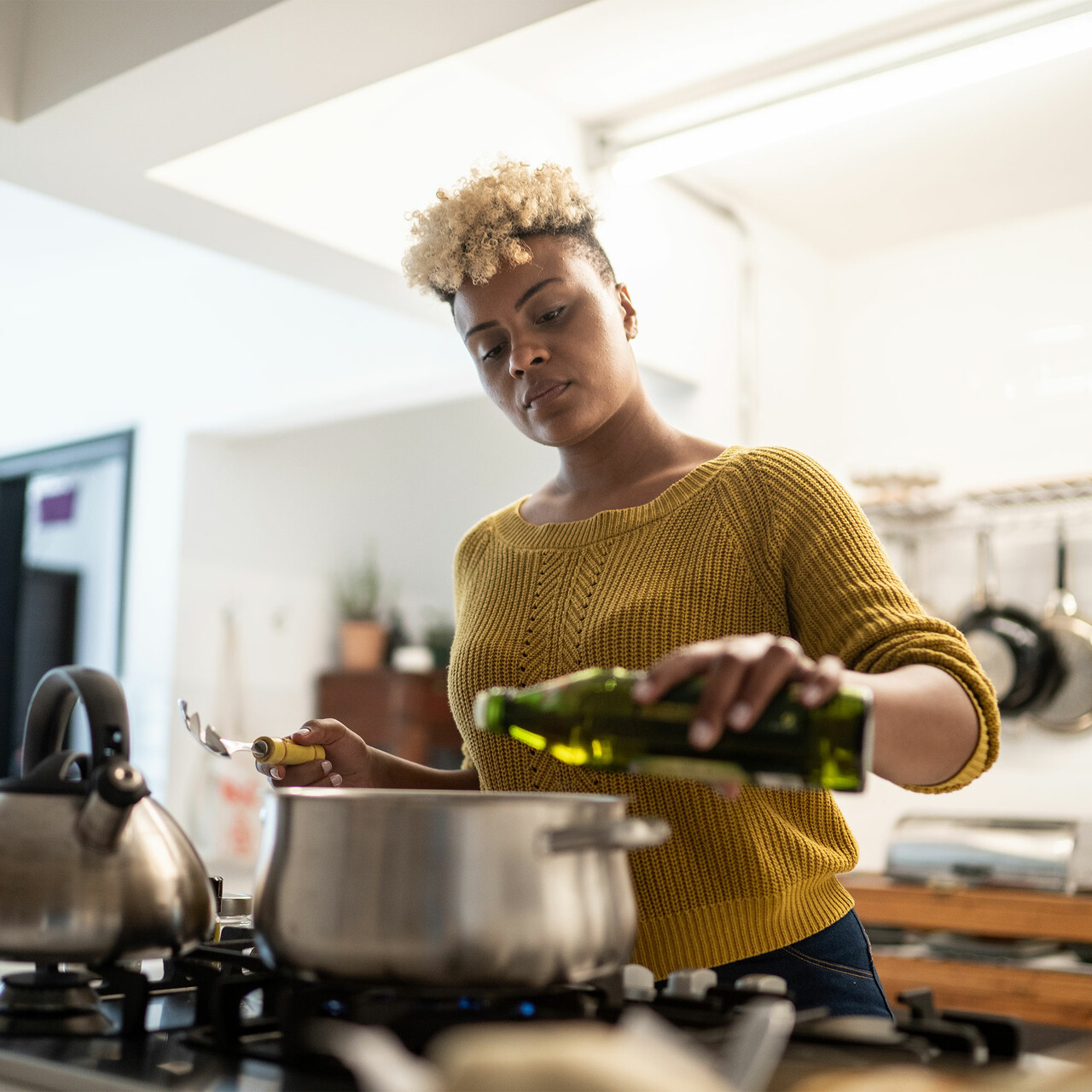 厨房有位女厨师