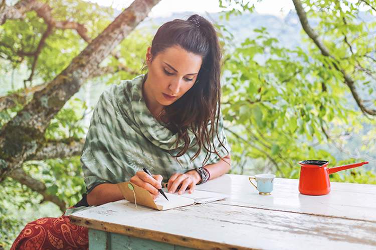 在日记里写信的女人。