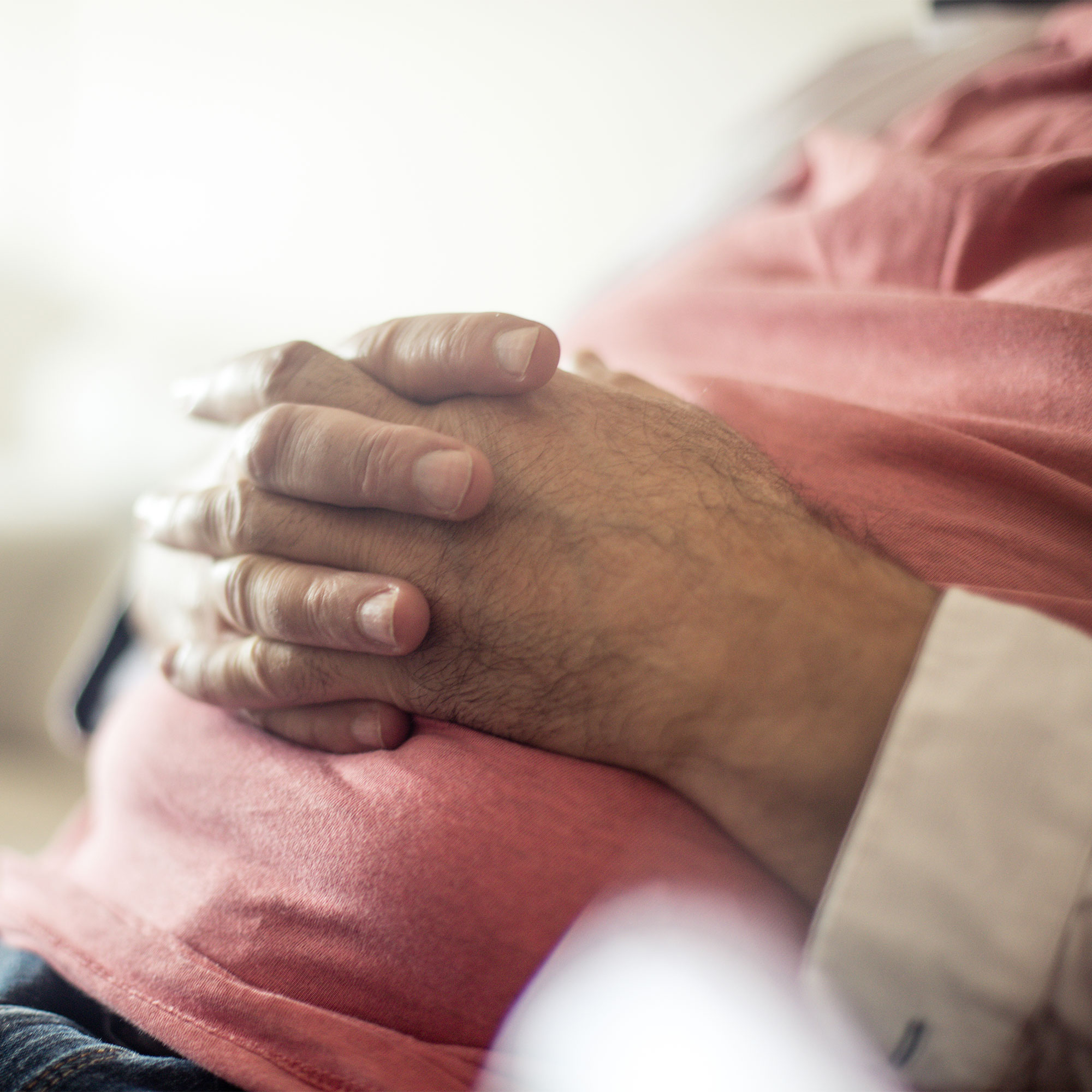 一个坐着的人，双手放在肚子上