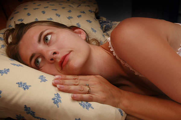 女人在床上睡不着失眠。