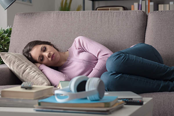 在沙发上的女人午睡。
