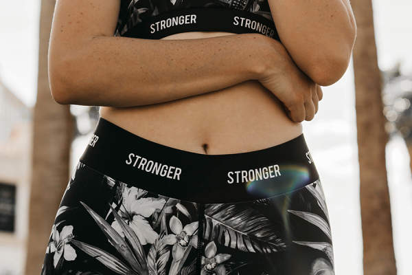 女子身穿写着“更强”，可见胃裤