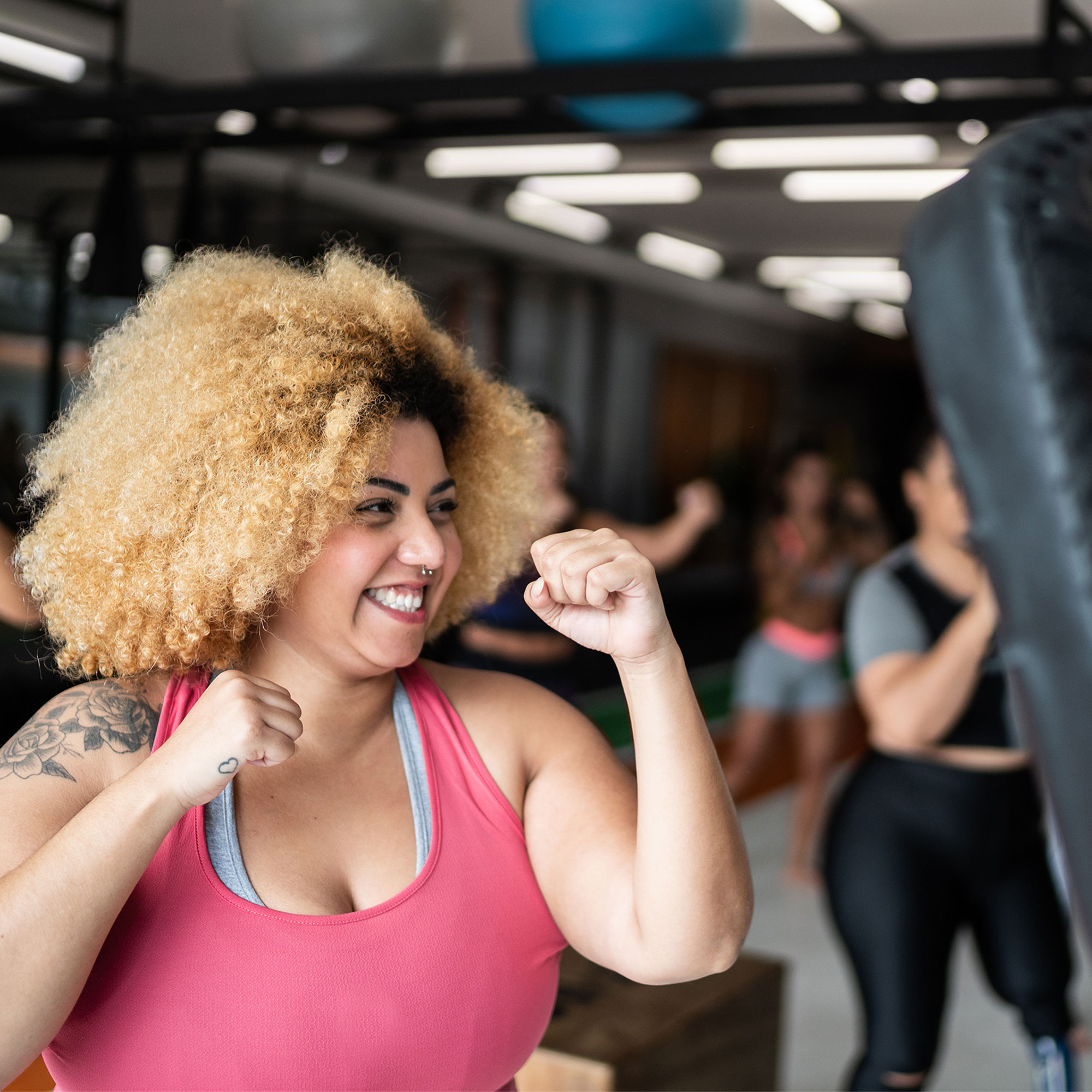 一个女人在健身房锻炼