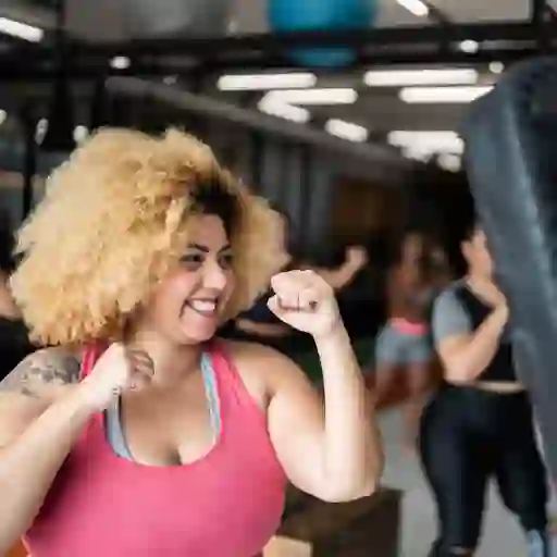 一个女人在健身房锻炼