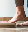 女人踏上浴室秤