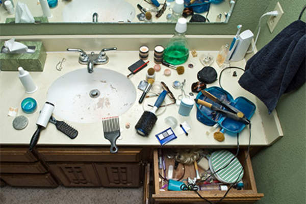 化妆遍布杂乱的浴室水槽。