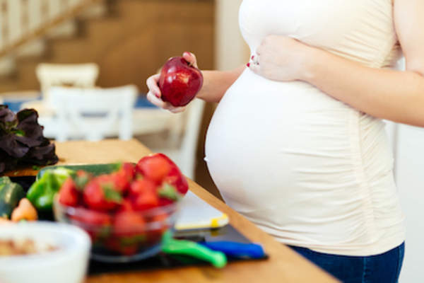 孕妇的素食抓一个苹果