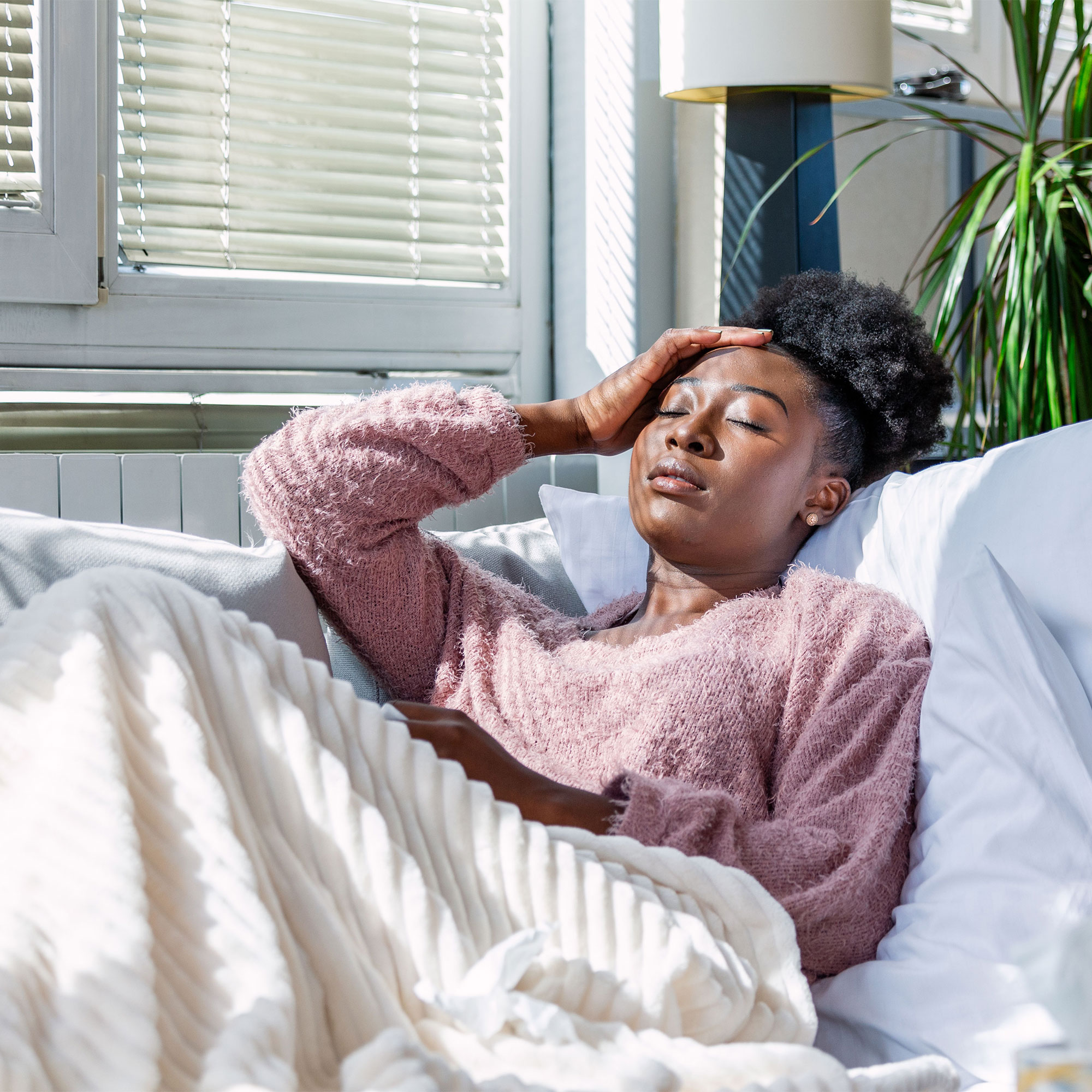 一个生病的女人躺在沙发上