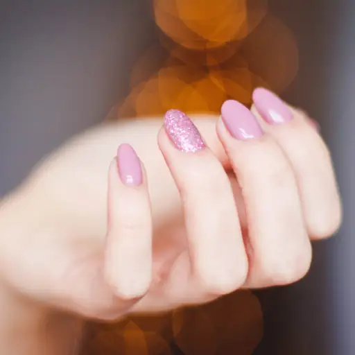 粉红色指甲卷曲的手指