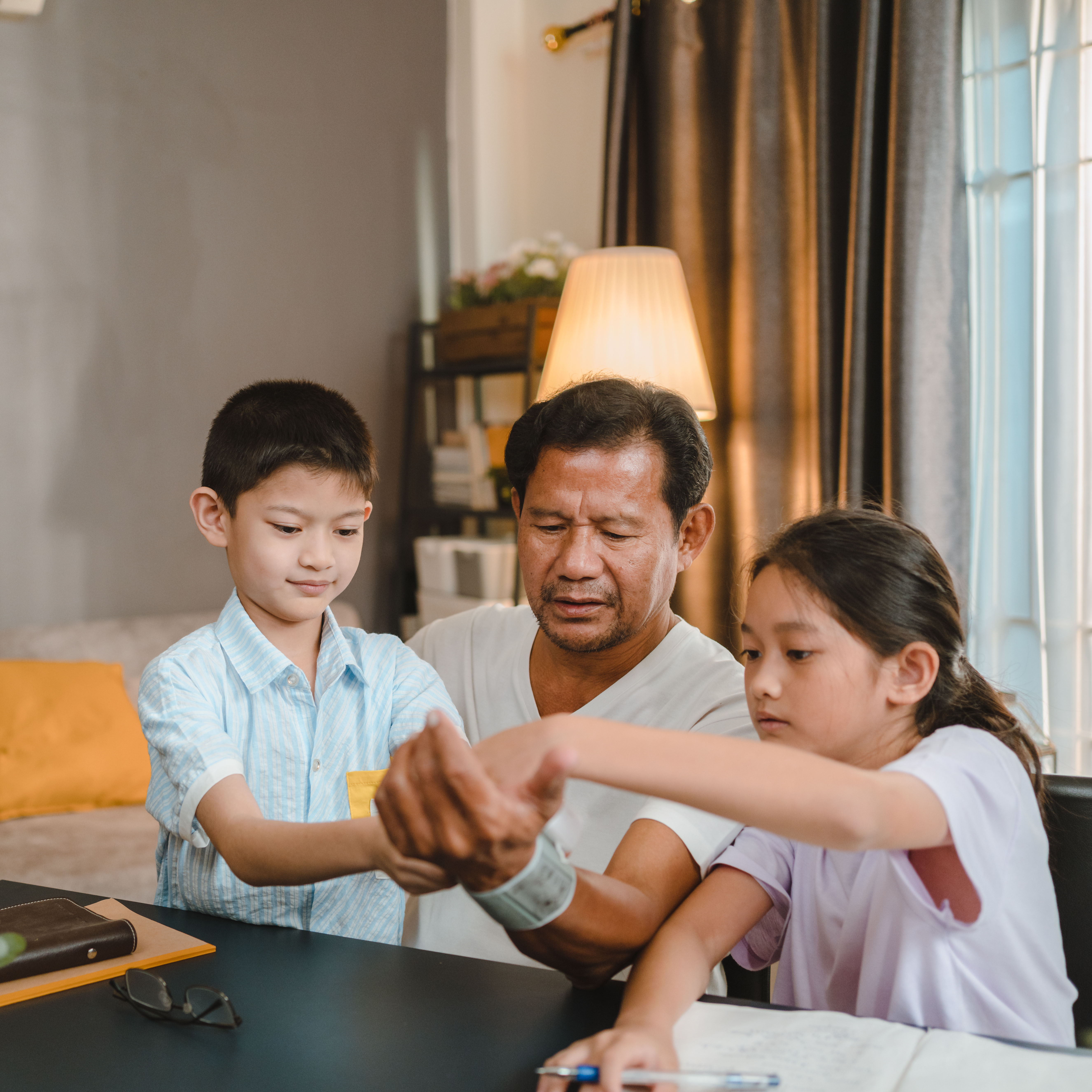 孙子帮助他们的祖父检查他的血压