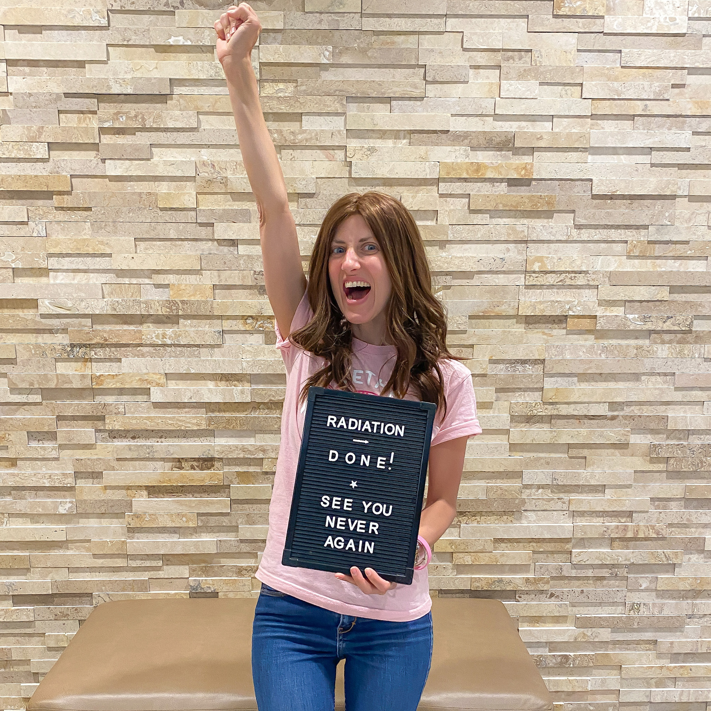 塞布丽娜·斯基尔斯拿着