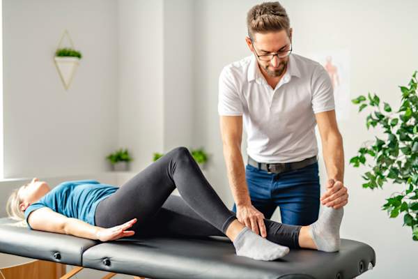 康复理疗的男人在女人与客户合作上足了功夫