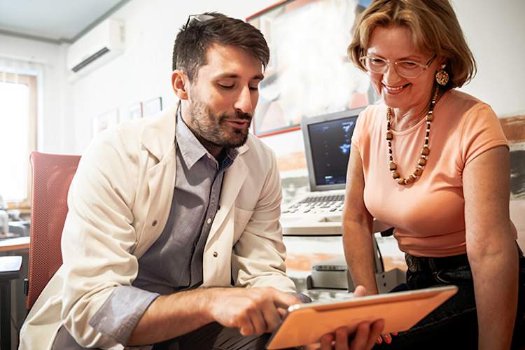 医生与病人分享好消息。