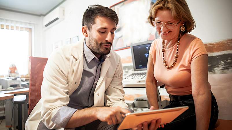 医生与病人分享好消息。