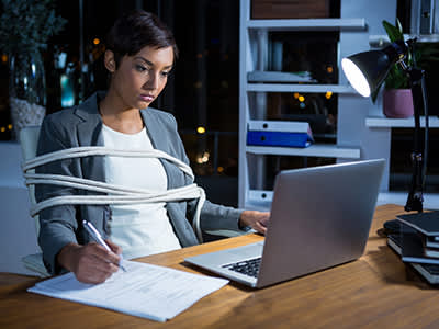 女商人在办公桌上用绳子绑着笔记本电脑