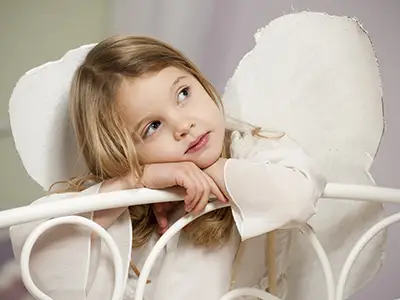 小女孩打扮成天使。