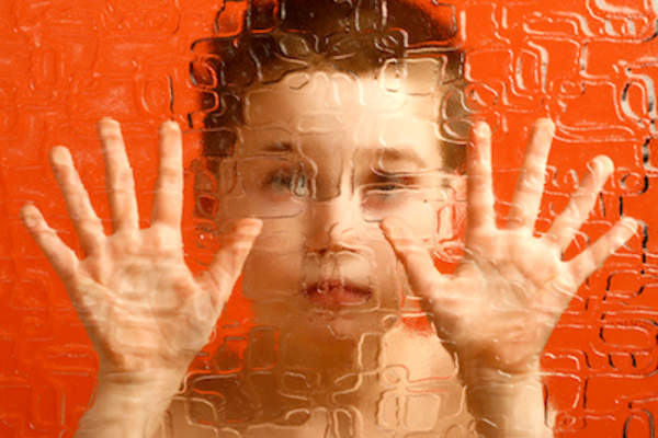 磨砂玻璃背后Mindblindness概念孩子