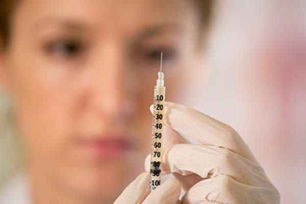 护士用注射器局部麻醉。