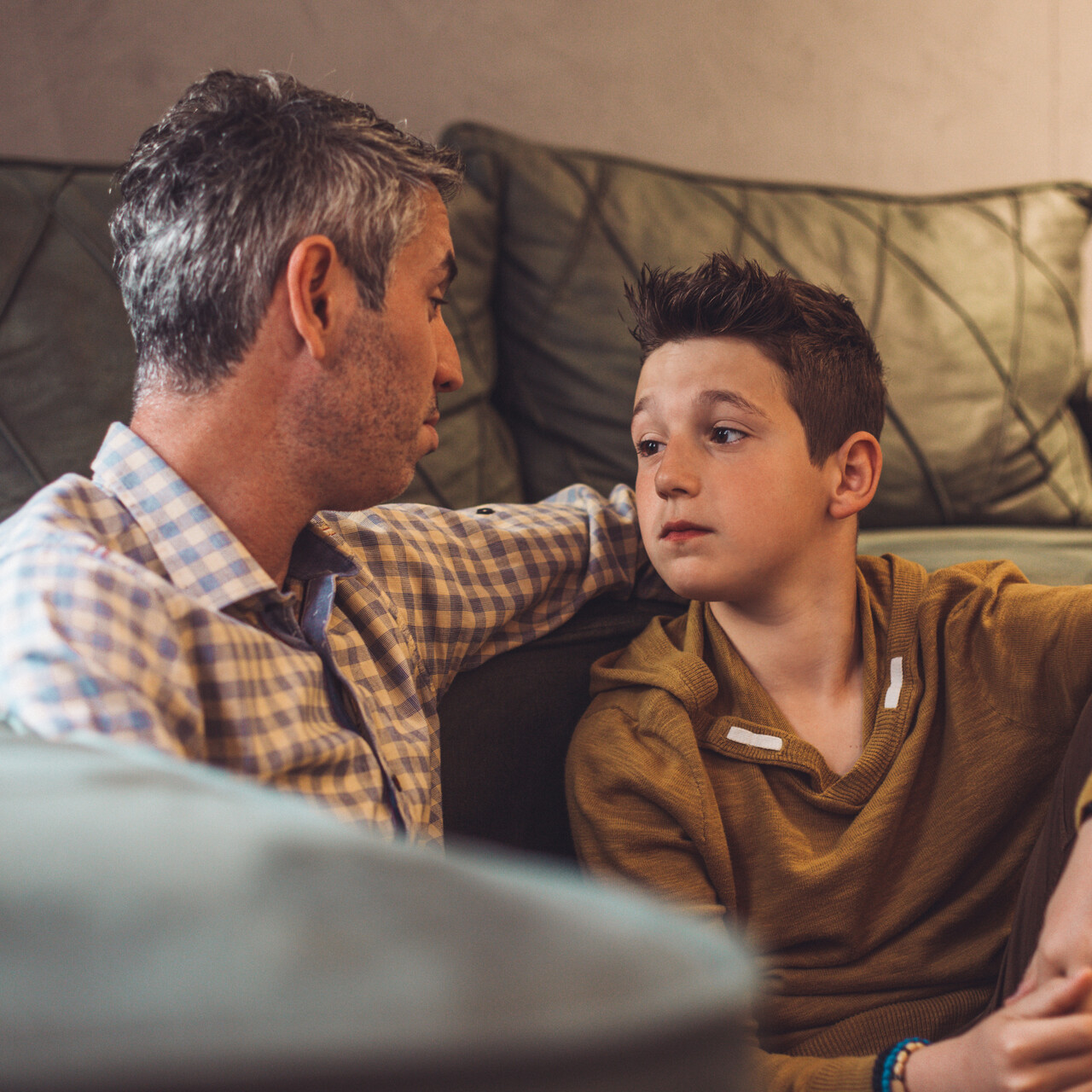 父亲和儿子说话。