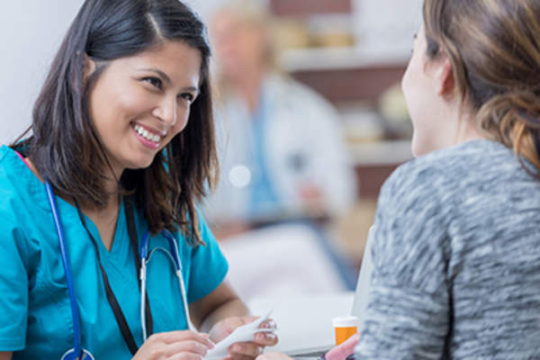 女人讨论药物与护士。