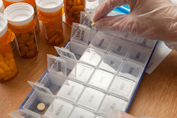 护士正在准备每周服药计划