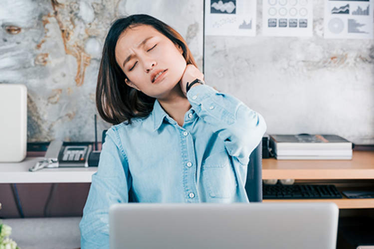 在工作中遇到的妇女颈部疼痛。