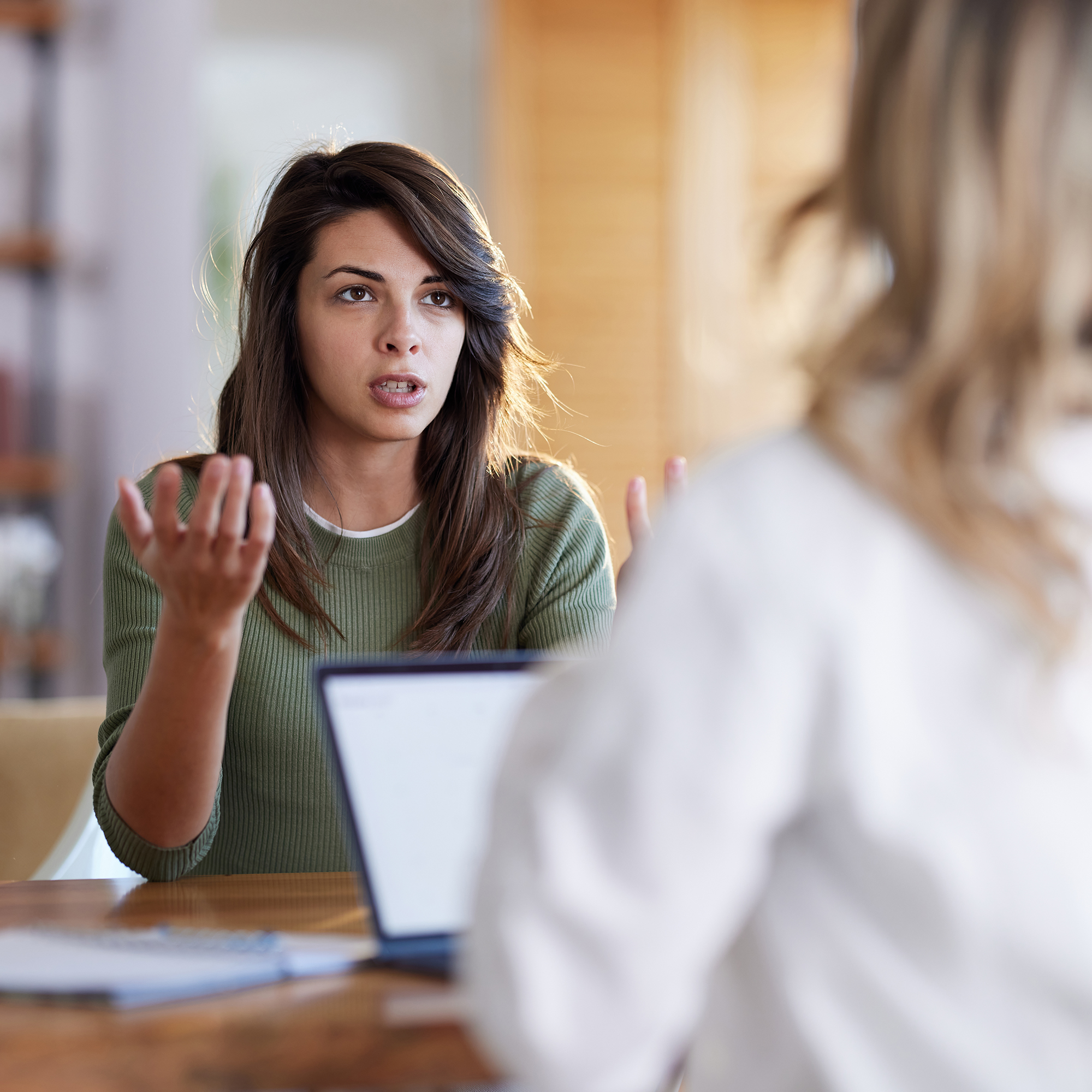 在办公室里和医生说话的女人