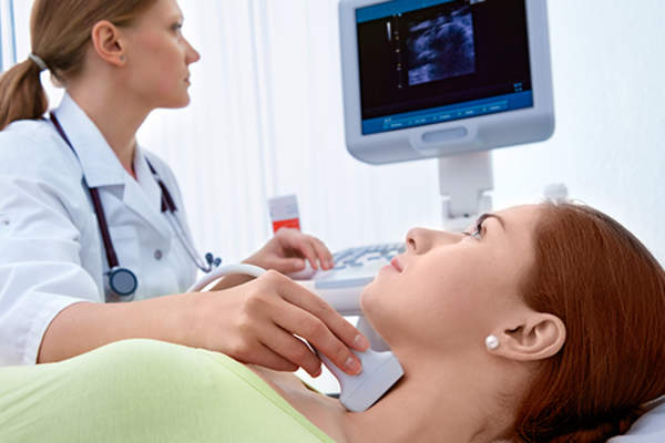 医生进行甲状腺扫描。