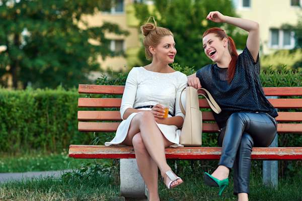 情侣坐在公园的长椅发现些幽默