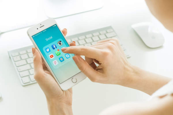 在iPhone6社交媒体