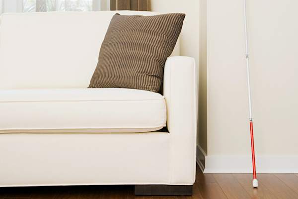 手杖靠在旁边的墙上沙发