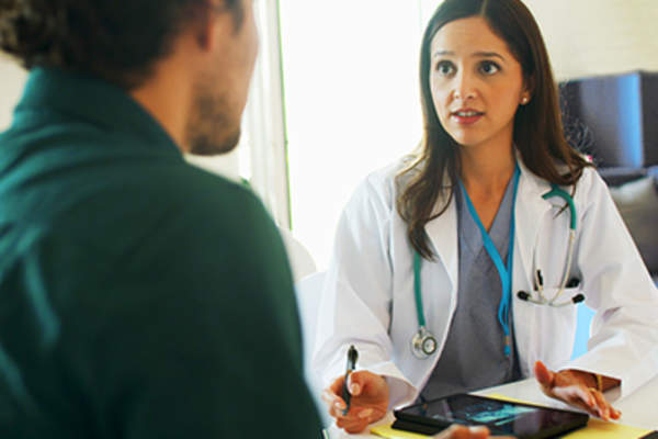 医生和病人谈话。