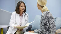 一位女士询问她的医生关于血清敏感性类风湿性关节炎的情况。