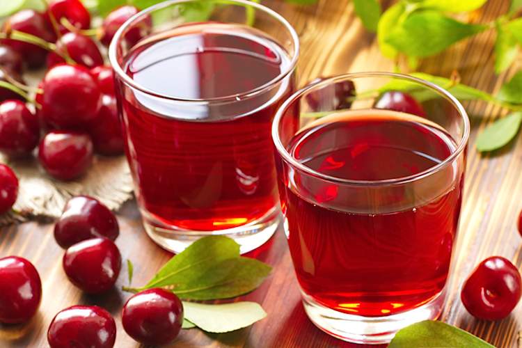 新鲜樱桃和樱桃汁。