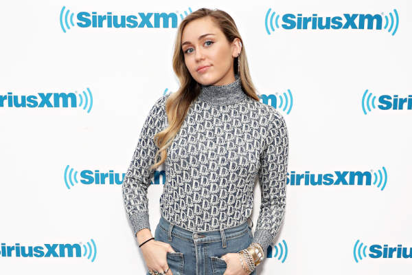 歌手Miley Cyrus的访问对2018年12月12日的SiriusXM工作室。