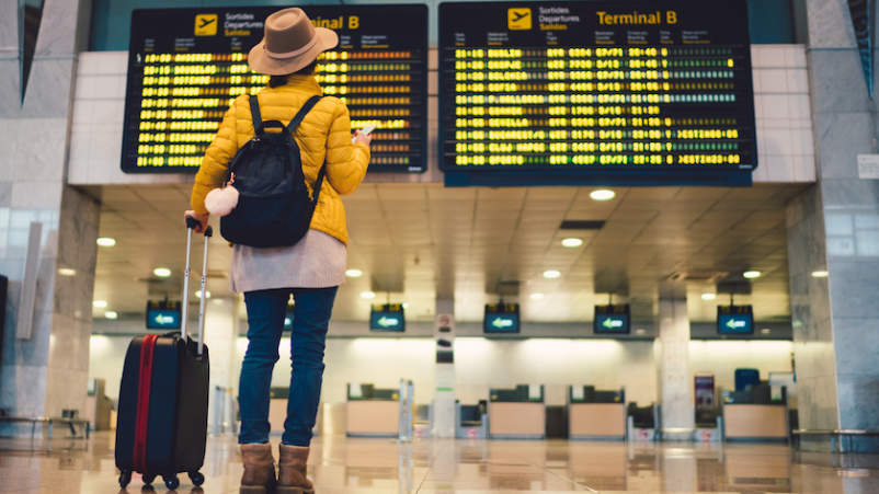 旅行者在巴塞罗那国际机场