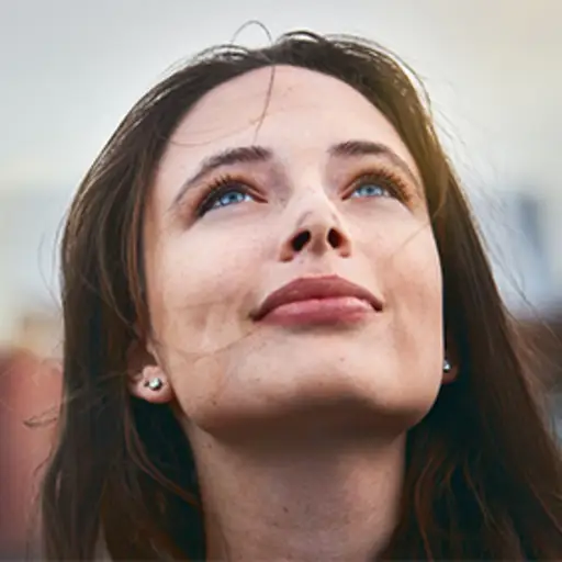女人抬起头,相信自己。