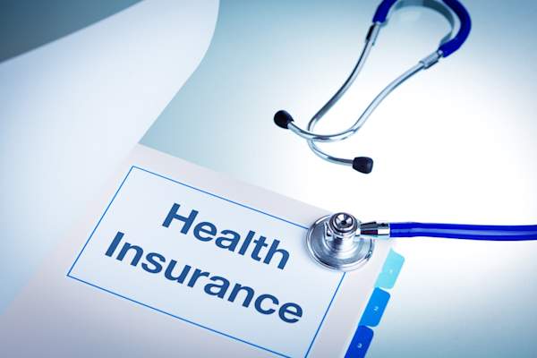 健康保险的小册子,用听诊器。
