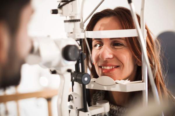 女子接受眼科检查