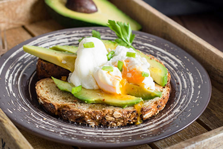荷包蛋和鳄梨吐司。