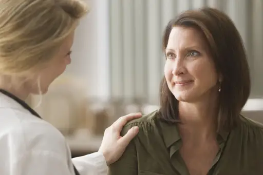 女性医生谈话与女性患者和提供支持。