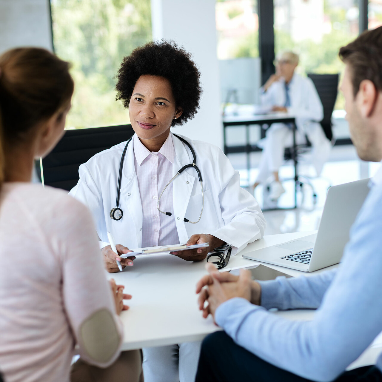 一对夫妇向医生咨询