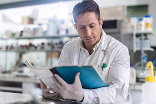 科学家在实验室阅读杂志。